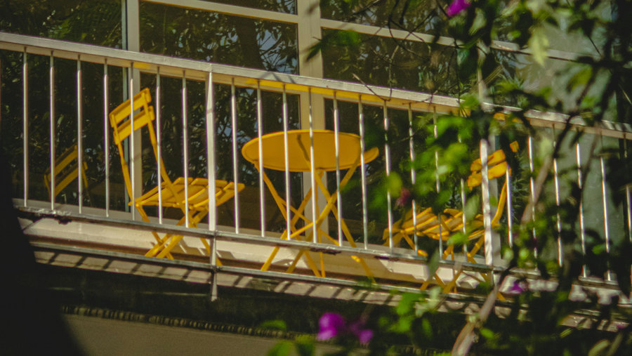 Terraza con una mesa de un departamento